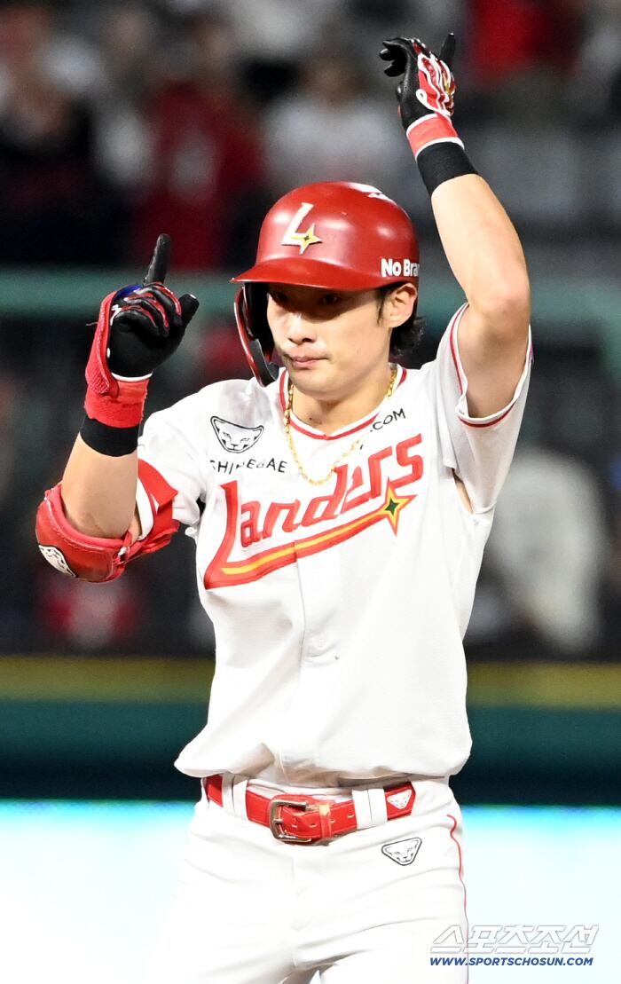 29일 인천SSG랜더스필드에서 열린 롯데와 SSG의 경기, 1회말 2사 1,3루 SSG 최지훈이 역전 2타점 2루타를 치고 기뻐하고 있다. 인천=허상욱 기자wook@sportschosun.com/2025.09.29