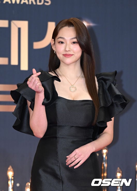 Kang Mina declines IOI reunion, focuses on acting