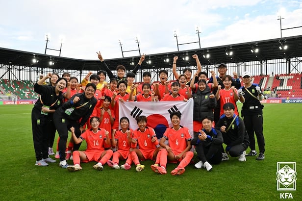 16일(현지시간) 폴란드 소스노비에츠 아레나에서 열린 2026 국제축구연맹(FIFA) U-20 여자 월드컵 대한민국과 아르헨티나의 16강전 경기. 1-0으로 승리하며 8강 진출에 성공한 한국 선수들이 기념촬영을 하고 있다./KFA