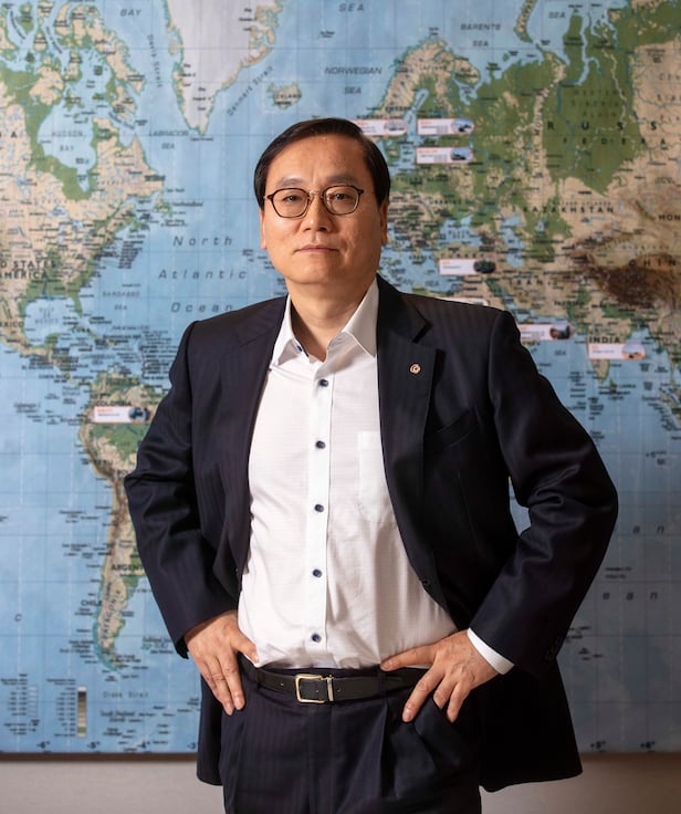 지난 25일 서울 중구 한화에어로스페이스 본사에서 신현우 사장이 사무실에 걸린 세계 지도 앞에 서 있다. /김지호 기자