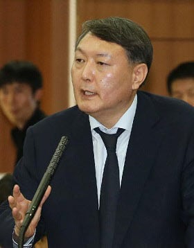 2013³â 10¿ù ¼¿ï°í°Ë¿¡¼ ¿¸° ±¹È¸ ¹ý»çÀ§ ±¹Á¤°¨»ç. À±¼®¿ ´ç½Ã ¿©ÁÖÁöûÀåÀº "Àú´Â »ç¶÷¿¡°Ô Ãæ¼ºÇÏÁö ¾Ê½À´Ï´Ù"¶ó´Â ¹ß¾ðÀ¸·Î ÈÁ¦°¡ µÆ´Ù. /Á¶¼±ÀϺ¸DB