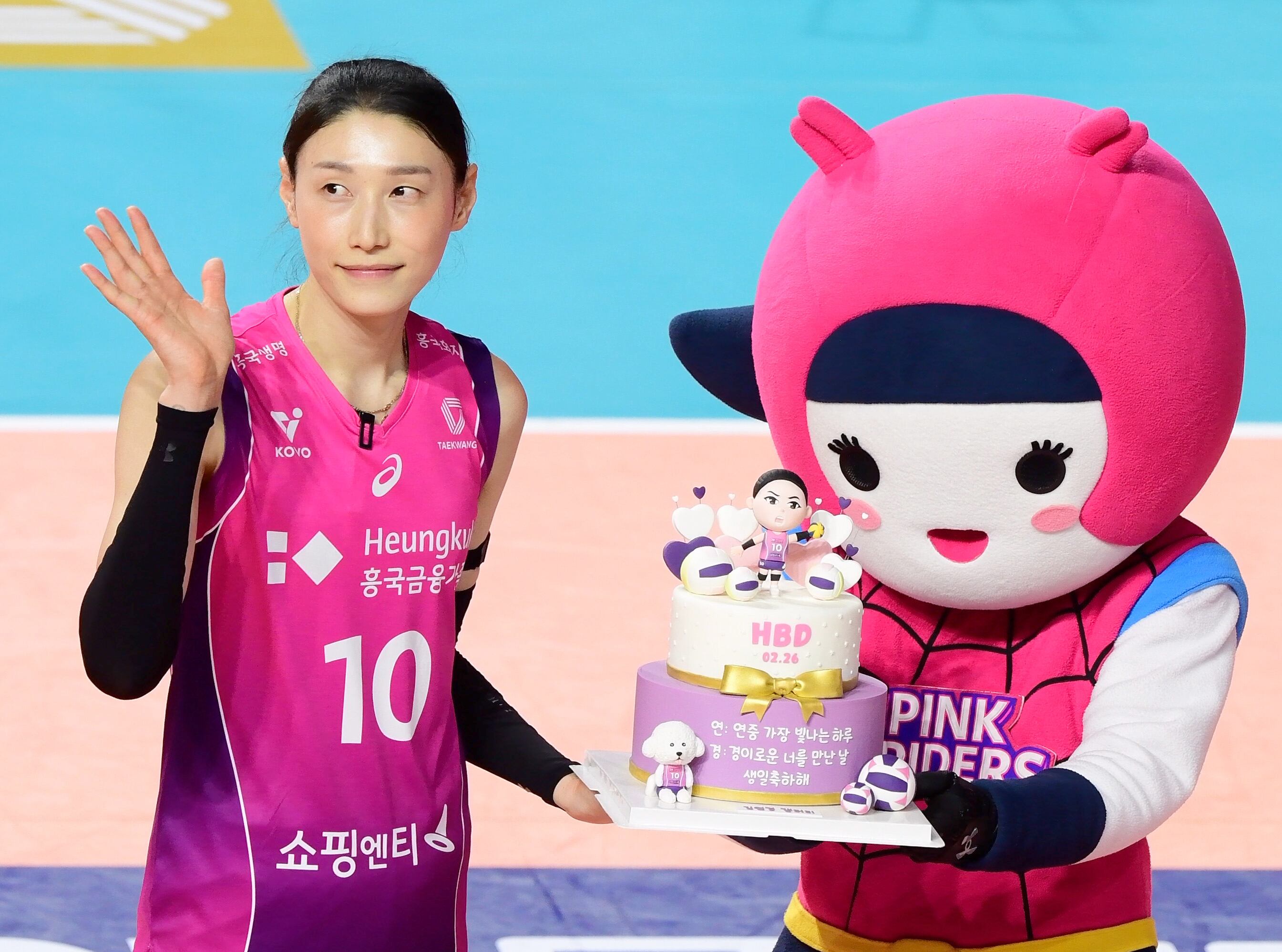 흥국생명 김연경(왼쪽)이 25일 IBK기업은행전 승리 후 구단 마스코트로부터 생일 축하 케이크를 받고 있다. /정재근 스포츠조선 기자