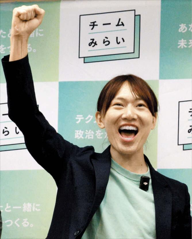 안노 다카히로 팀 미라이 대표가 창당 후 첫 선거인 지난해 7월 일본 참의원 선거에서 비례 당선이 확정된 뒤 손을 번쩍 들고 기뻐하고 있다./ 마이니치 신문