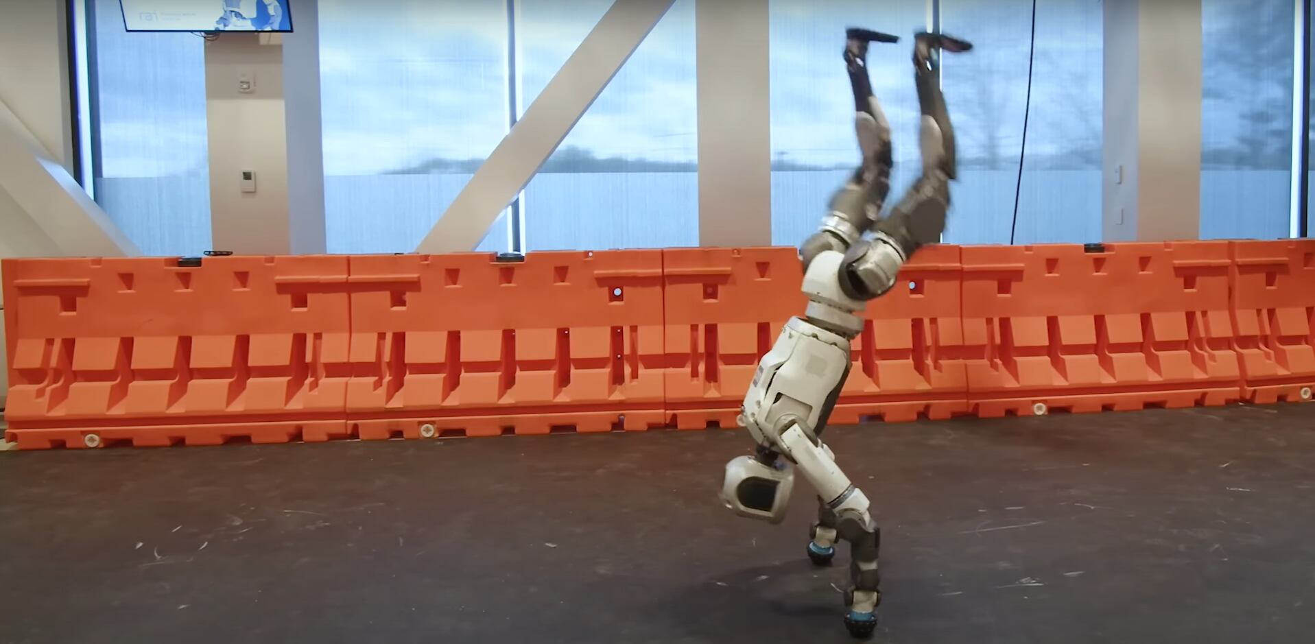 보스턴다이내믹스의 휴머노이드 로봇 아틀라스가 물구나무를 서는 모습./보스턴다이내믹스