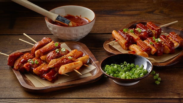 고추장맛 스팸과 소떡소떡을 곁들이는 조리 예.
/Hoemel Foods. SPAM®