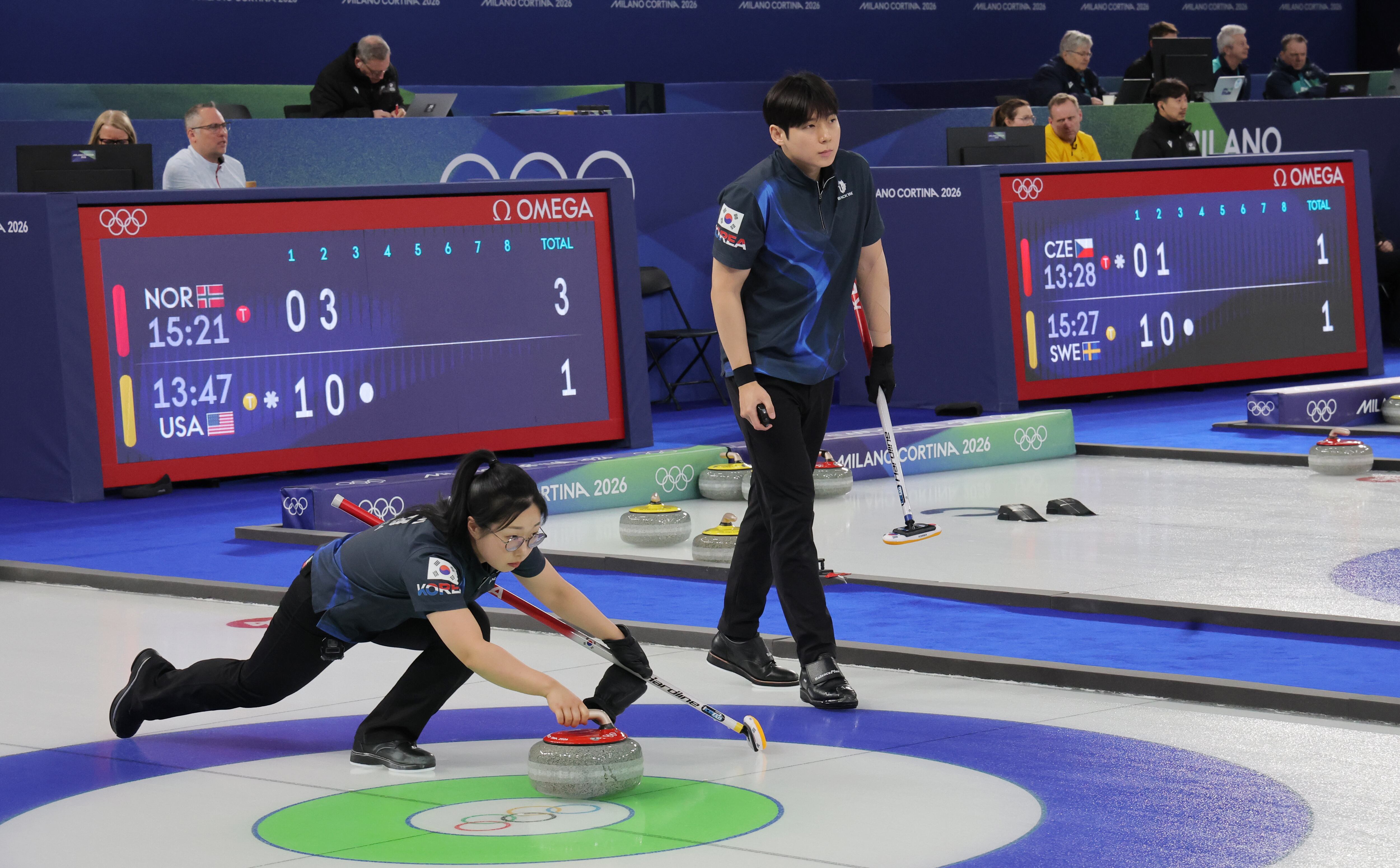 컬링 믹스더블 국가대표 김선영, 정영석이 5일(현지 시각) 이탈리아 코르티나 컬링 올림픽 스타디움에서 이탈리아와 올림픽 라운드로빈 2차전 경기를 치르고 있다./연합뉴스