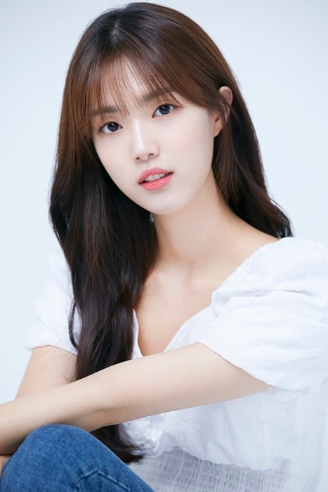 Yoon Seo-ah Tears Up Reflecting on 12-Year Career