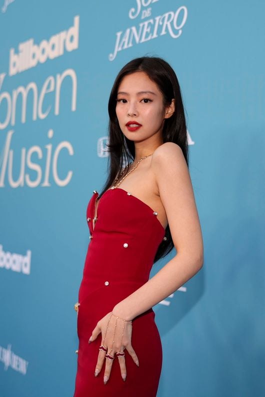Blackpink’s Jennie Kim attended the 2025 Billboard Women in Music ceremony in a burgundy bustier midi dress from Zuhair Murad’s Fall 2025 Ready-To-Wear Collection. / OSEN