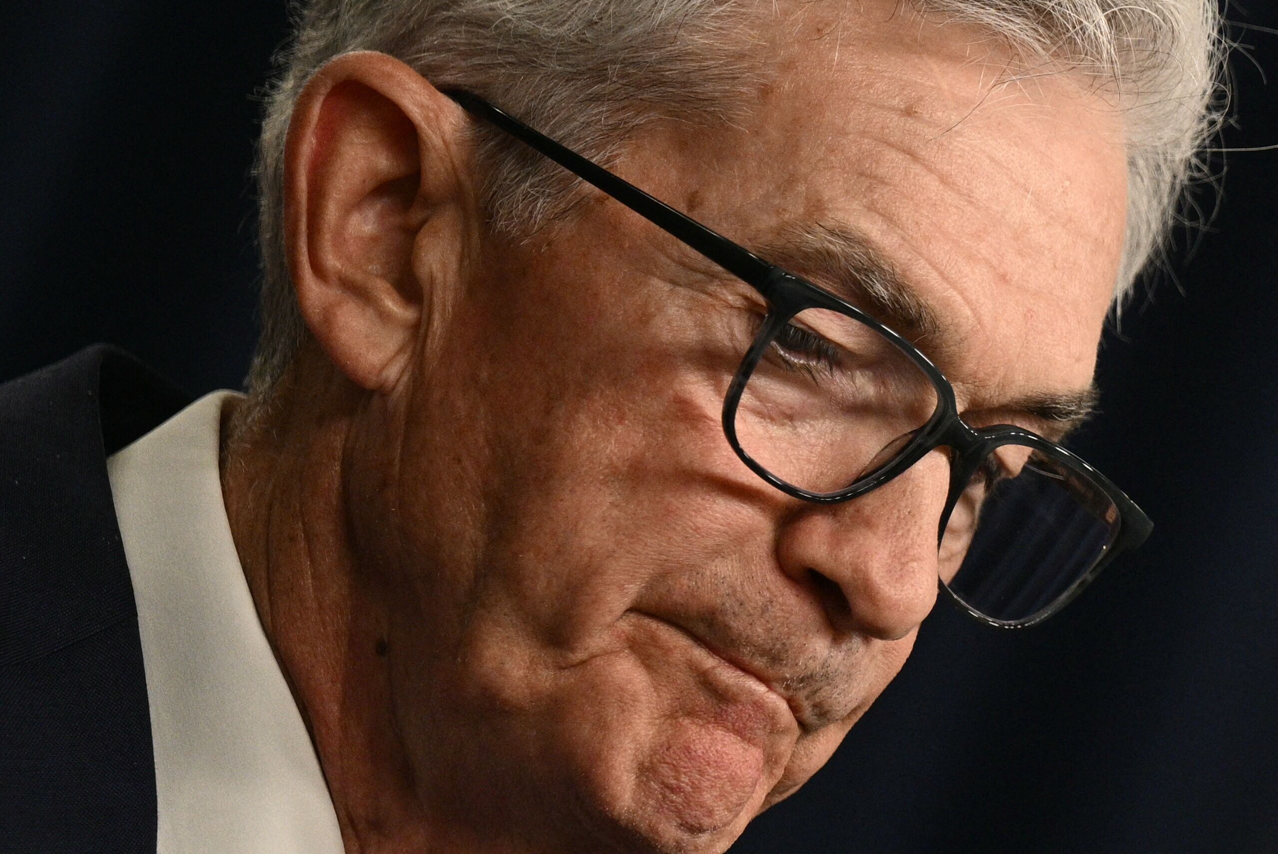 제롬 파월 미국 연방준비제도(Fed·연준) 의장이 12일 워싱턴 DC에서 열린 연방공개시장위원회(FOMC) 정례회의 뒤 연 기자회견 도중 입을 굳게 다물고 있다. /연합뉴스