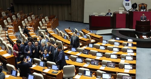 국회는 난장판, 조롱하듯 사진 찍고 퇴장?