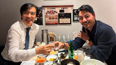 와인 마시다 소주로 인증샷? 조국 “같잖은 기사… 와인·소주 다 마셨다”