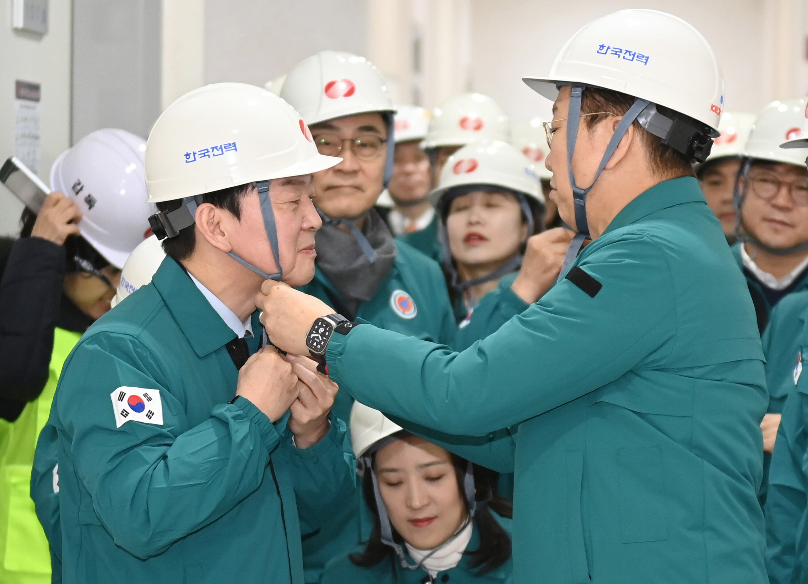 권영세 국민의힘 비상대책위원장이 5일 경기도 평택시 고덕변전소에서 열린 전력망 확충을 위한 현장시찰에 앞서 안철수 의원의 안전모를 씌워주고 있다./뉴시스