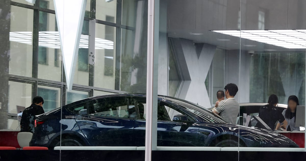 Court Dismisses Tesla Owners' FSD Refund Lawsuit - 조선일보