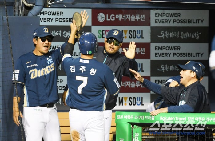 1일 잠실구장에서 열린 LG 트윈스와 NC 다이노스의 경기. 3회초 1사 3루 NC 최원준 적시타 때 득점한 김주원이 이호준 감독과 하이파이브를 나누고 있다. 잠실=박재만 기자 pjm@sportschosun.com/2025.10.01