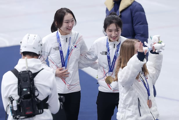 20일(현지시간) 이탈리아 밀라노 아이스스케이팅 아레나에서 열린 2026 밀라노·코르티나담페초 동계올림픽 쇼트트랙 여자 1500m 시상식에서 금메달 김길리와 은메달 최민정이 서로를 축하하고 있다 /뉴스1
