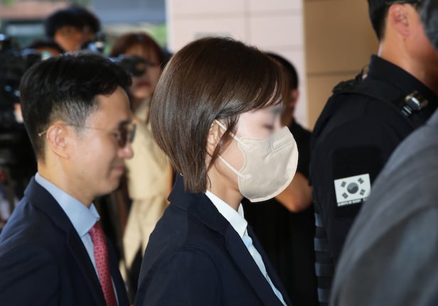 김승원 법무부 장관 후보자에게 '신약 청탁'을 했다는 의혹을 받는 브로커 양모씨가 15일 서울 마포구 서울서부지방법원에서 열린 뇌물공여 혐의 공판기일에 출석하고 있다. 2026.9.15 / 장경식 기자