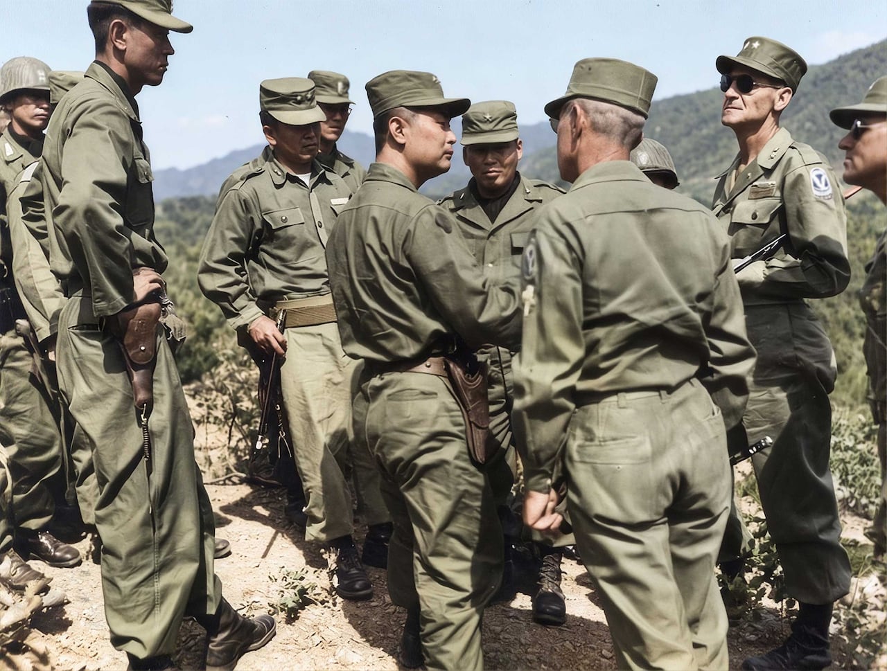 야전의 실력으로 미군에게 인정을 받았던 백선엽 육군참모총장(가운데)이 1953년 미 고문단과 함께 전선을 시찰하며 작전 훈련 상황을 논의하고 있다. /미 국립 문서기록보관청