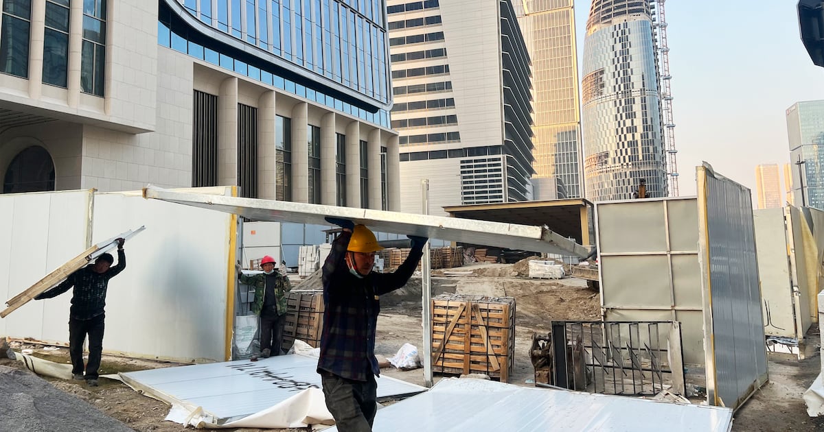 먼지 날리는 공사판에 데이터센터부터… 중국 AI의 ‘가동 후 완공’ 전략