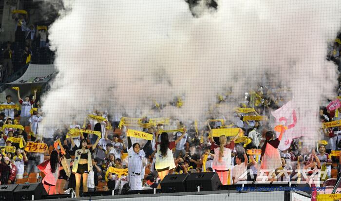 1일 잠실구장에서 정규리그 우승을 확정 지은 LG 트윈스. 끝까지 경기장에 남아 응원하던 홈 팬들이 기뻐하고 있다. 잠실=박재만 기자 pjm@sportschosun.com/2025.10.01