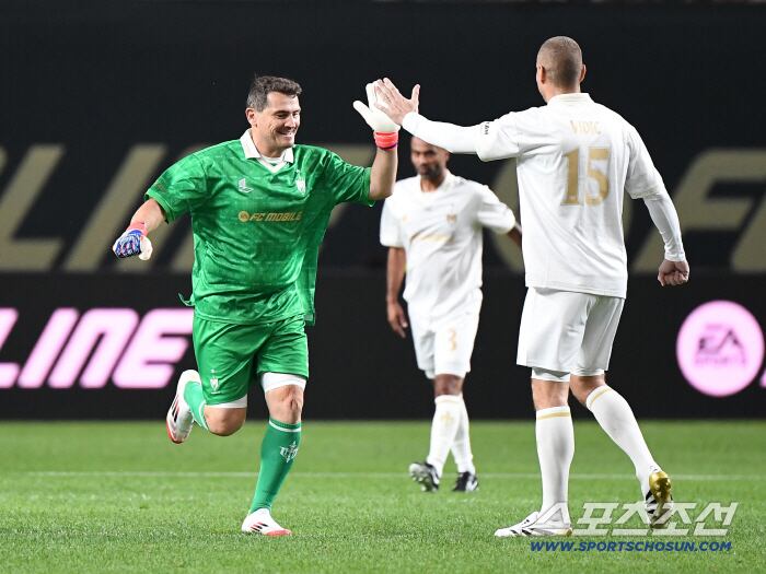 '2025 아이콘매치: 창의 귀환, 반격의 시작' 이벤트 매치가 13일 오후 서울 상암월드컵경기장에서 열렸다. 1대1 끝장 대결에서 골을 넣은 카시야스가 비디치와 하이파이브하고 있다. 상암=정재근 기자 cjg@sportschosun.com/2025.9.13