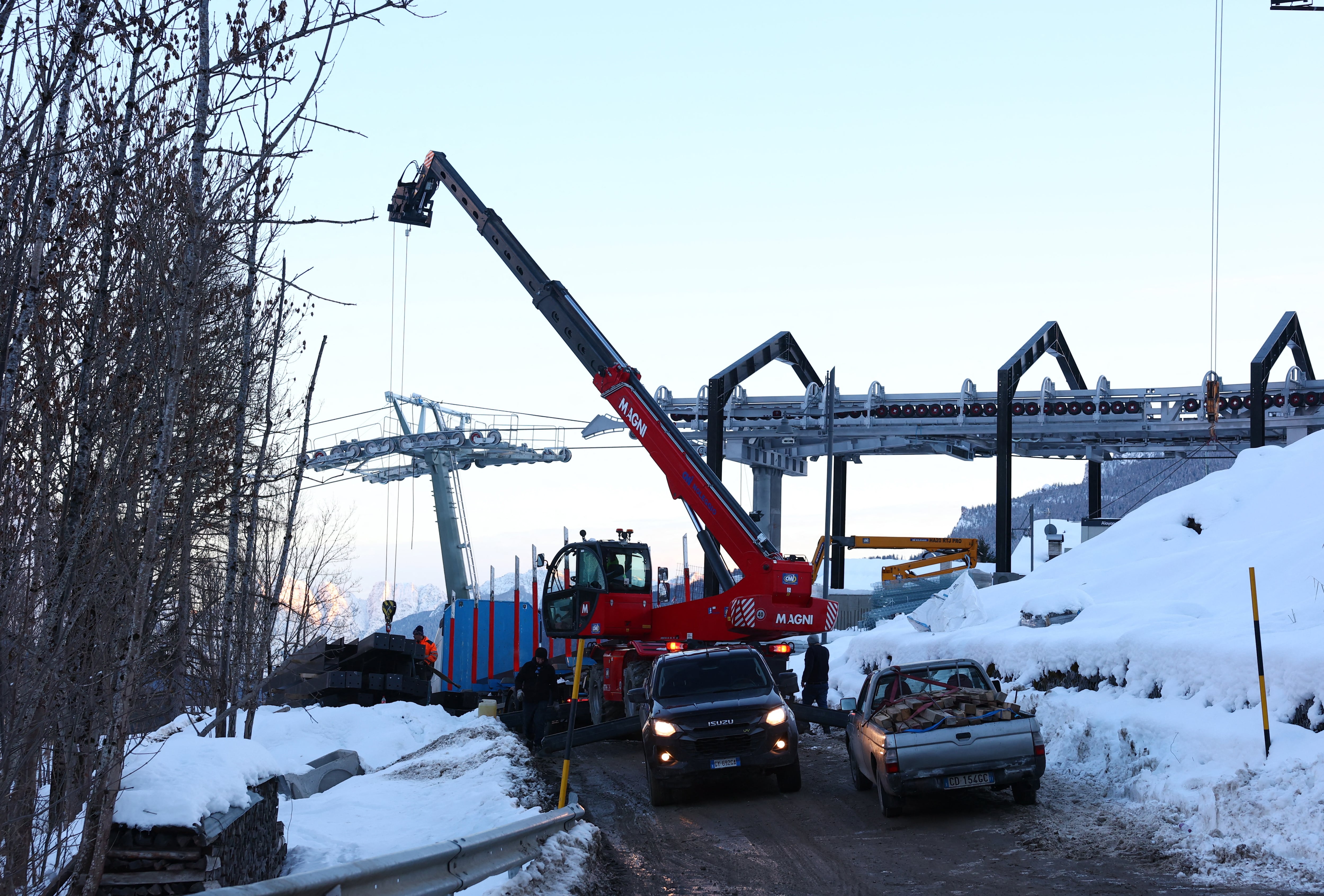 지난달 31일 2026 밀라노 코르티나 동계 올림픽의 공동 개최지인 이탈리아 코르티나담페초의 알파인 스키 경기장에서 관중 수송용 케이블카 공사가 한창이다. 대회 개막(2월 6일)이 코앞으로 다가왔지만 아이스하키 경기장 공사가 마무리되지 않는 등 대회 준비가 미비하다는 지적이 나온다.//로이터 연합뉴스