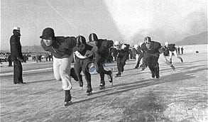 1956³â ²Ç²Ç ¾ð ÇѰ À§¿¡¼ ½Ã¹ÎµéÀÌ ½ºÄÉÀÌÆ®¸¦ Ÿ°í ÀÖ¾î¿ä. °ú°Å¿£ °Ü¿ï ±â¿ÂÀÌ Áö±Ýº¸´Ù ³·¾Æ ÇѰ ¾óÀ½ÀÌ ´õ µÎ²¨¿ü´ë¿ä. /±¹°¡±â·Ï¿ø