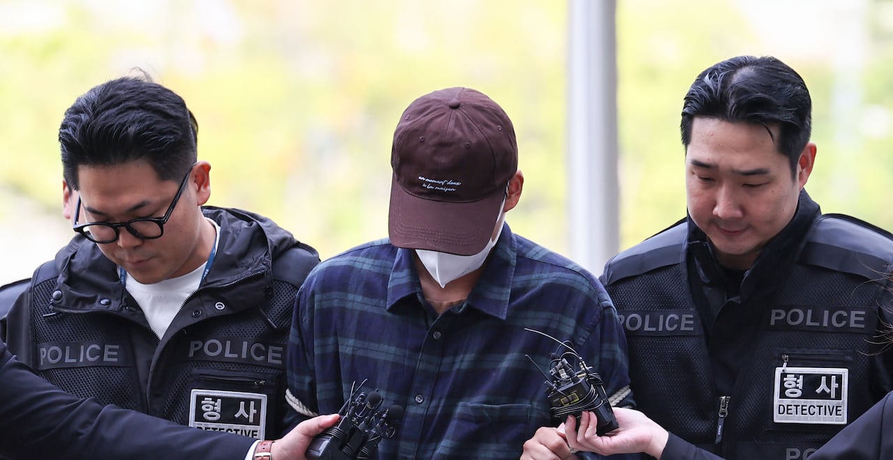 장모를 살해하고 아내를 납치한 혐의를 받는 20대 남성 A씨가 13일 오후 서울동부지방법원에서 열리는 구속 전 피의자 심문(영장실질심사)에 출석하고 있다. /뉴스1