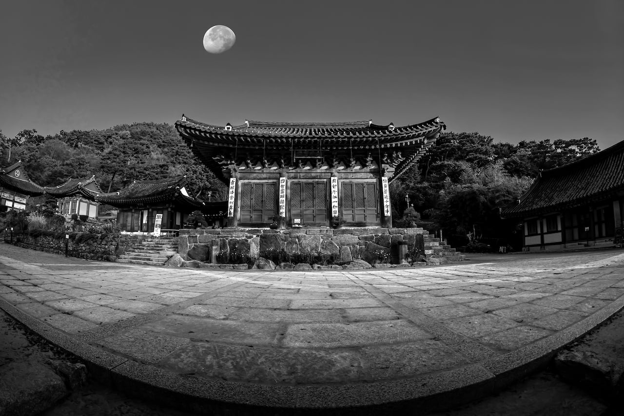 인천 강화 전등사 대웅전 위에 뜬 달. /전등사 제공(선견 스님 촬영)