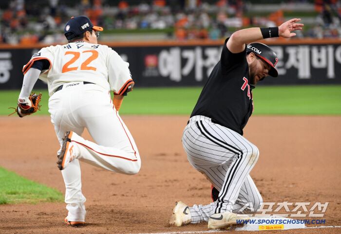 26일 대전 한화생명볼파크에서 열린 한화 이글스와 LG 트윈스의 경기. 1회초 1사 1루 LG 김현수 직선타 때 스타트를 끊었던 오스틴이 1루에서 아웃되고 있다. 대전=박재만 기자 pjm@sportschosun.com/2025.09.26