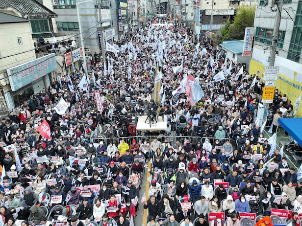 15일 오후 경북 구미시 구미역 앞에서 열린 윤석열 대통령 탄핵 반대를 주장하는 '세이브코리아 국가비상기도회'가 열리고 있다./고운호 기자