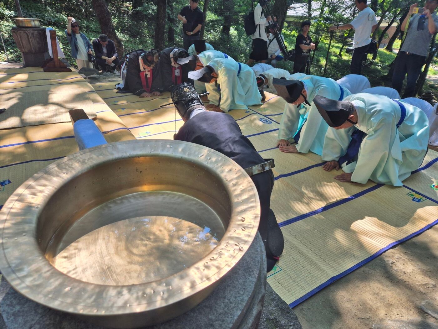 최근 극심한 가뭄을 겪고 있는 강원 강릉의 단비를 기원하는 기우제가 23일 오전 강릉시 인근지역인 평창군 대관령면 국사성황사에서 열리고 있다./뉴스1