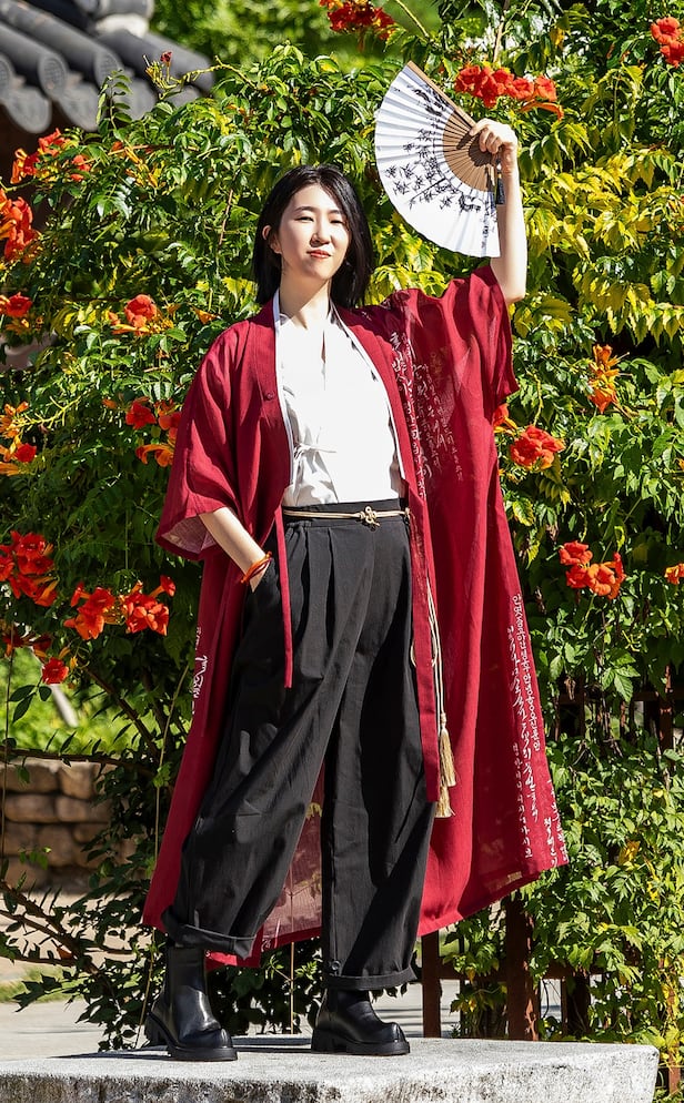 한복 디자이너 황이슬씨는 1년 365일 한복을 입고 다닌다. “전통 한복의 불편한 요소를 없애고 웨어러블하게 바꿨어요.” 사진 속 옷 역시 평소 즐겨 입는 것인데, 저고리는 민소매 블라우스로 만들었고 두루마기는 카디건처럼 걸쳤다. 옷 곳곳에 훈민정음이 적혀 있다.
/양수열 영상미디어 기자