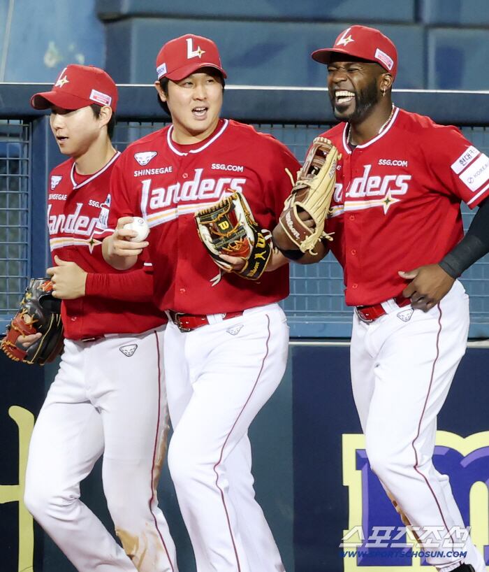 27일 서울 잠실구장에서 열린 SSG-두산전. 7회말 2사 1루 안재석의 파울플라이를 그물망 앞에서 잡아낸 3루수 최정이 박성한, 에리디아와 함께 웃으며 들어오고 있다. 잠실=정재근 기자 cjg@sportschosun.com/2025.9.27