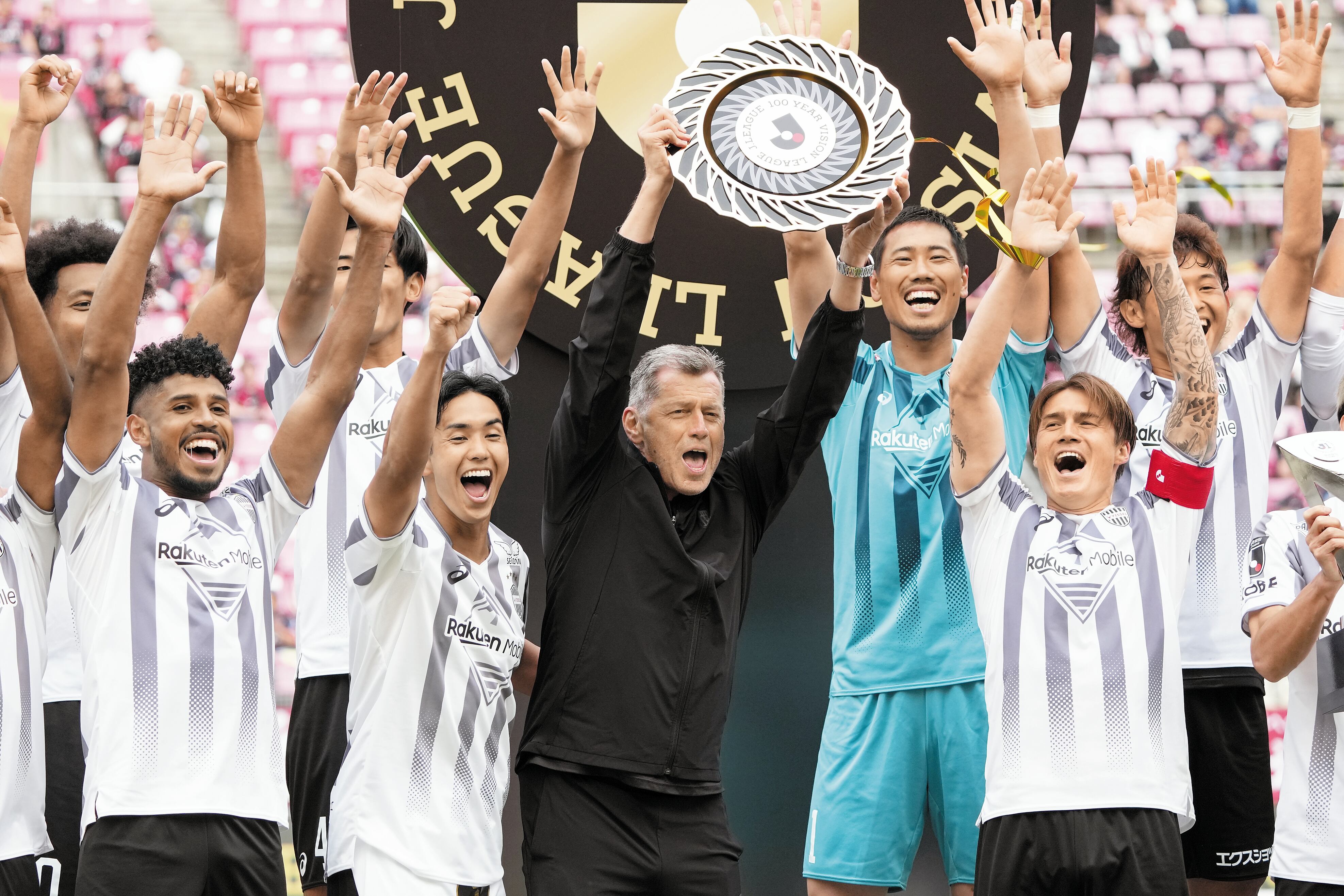 일본 프로축구 J리그 비셀 고베를 이끄는 독일 출신 미하엘 스키베(가운데) 감독이 지난달 6일 이바라키현 가시마에서 ‘100년 구상 리그’ 우승 트로피를 들고 환호하고 있다. 스키베 감독은 2002 한일 월드컵 독일 대표팀 수석코치 출신으로 분데스리가를 거쳐 일본에서 지도자로 활약 중이다. /게티이미지코리아