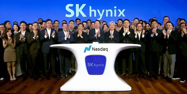 최태원 SK 회장과 곽노정 SK하이닉스 대표 등 관계자들이 10일 미국 뉴욕 타임스스퀘어에 위치한 나스닥 마켓사이트에서 열린 SK하이닉스 미국주식예탁증서(ADR) 상장 기념 '오프닝벨' 행사에서 박수를 치고 있다./SK하이닉스 유튜브 연합뉴스