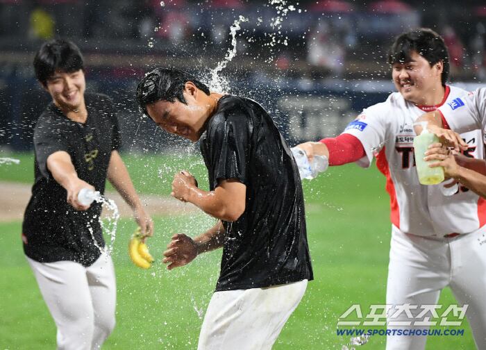 2일 광주 기아챔피언스필드에서 열린 SSG-KIA전. KIA가 7대2로 승리했다. 데뷔 첫 선발승을 거둔 이도현이 동료들의 물세례를 받고 있다. 광주=정재근 기자 cjg@sportschosun.com/2025.10.2