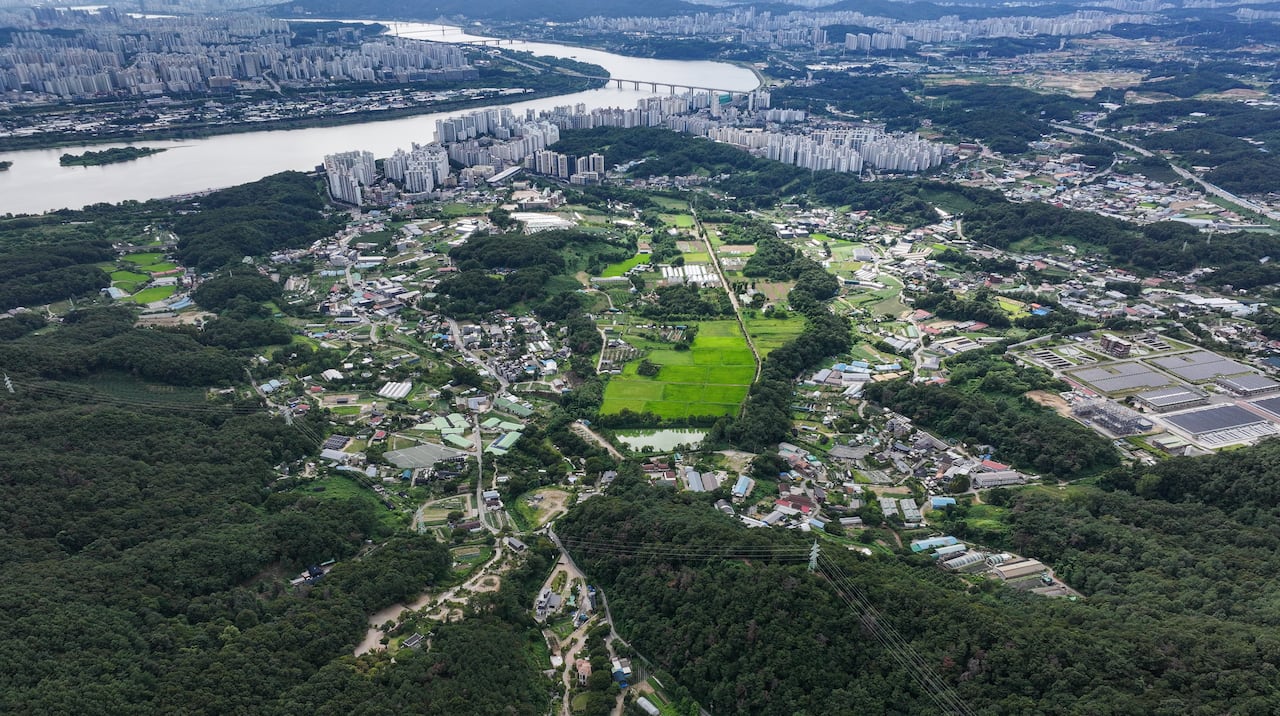 2026년 8월 13일 정부가 개발제한구역을 포함한 신규 택지 10만가구 등 수도권에 23 만가구 이상의 추가 공급을 발표한 그린벨트 중 신규 택지지구로 선정된 경기 남양주시 와부읍 고려대학교 덕소농장 일대 모습. /최기웅 기자