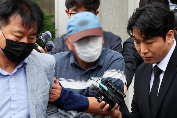 '여고생 살해범' 장윤기 사건의 증거를 인멸한 혐의 등을 받는 광주 광산경찰서 수사팀장 A 경감이 8일 오전 전남광주통합특별시 동구 광주지방법원에서 열린 구속 전 피의자 심문(영장실질심사)에 출석한 뒤 법정 밖으로 나오고 있다. 경찰은 A 경감이 장윤기의 차량을 압수수색하는 과정에서 '케이블타이'를 증거인멸한 혐의로 전날 구속영장을 신청했다. /연합뉴스