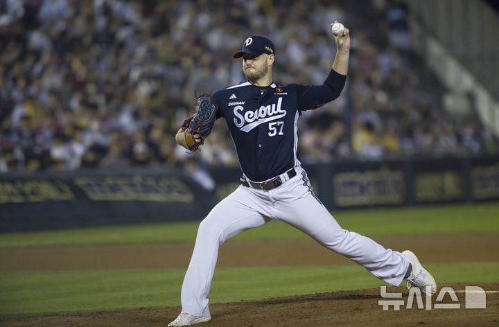 공 던지는 두산 선발 콜어빈