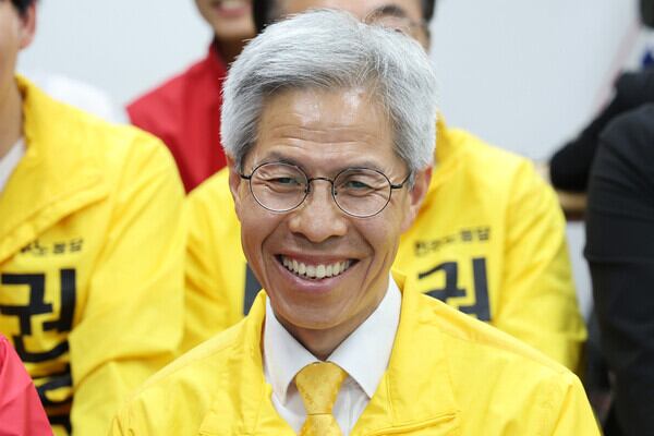 지난 6월 3일 권영국 당시 민주노동당 대통령 후보가 서울시 구로구 선거캠프에 마련된 제21대 대통령선거 개표상황실에서 출구조사 결과를 지켜보고 있다. /뉴스1