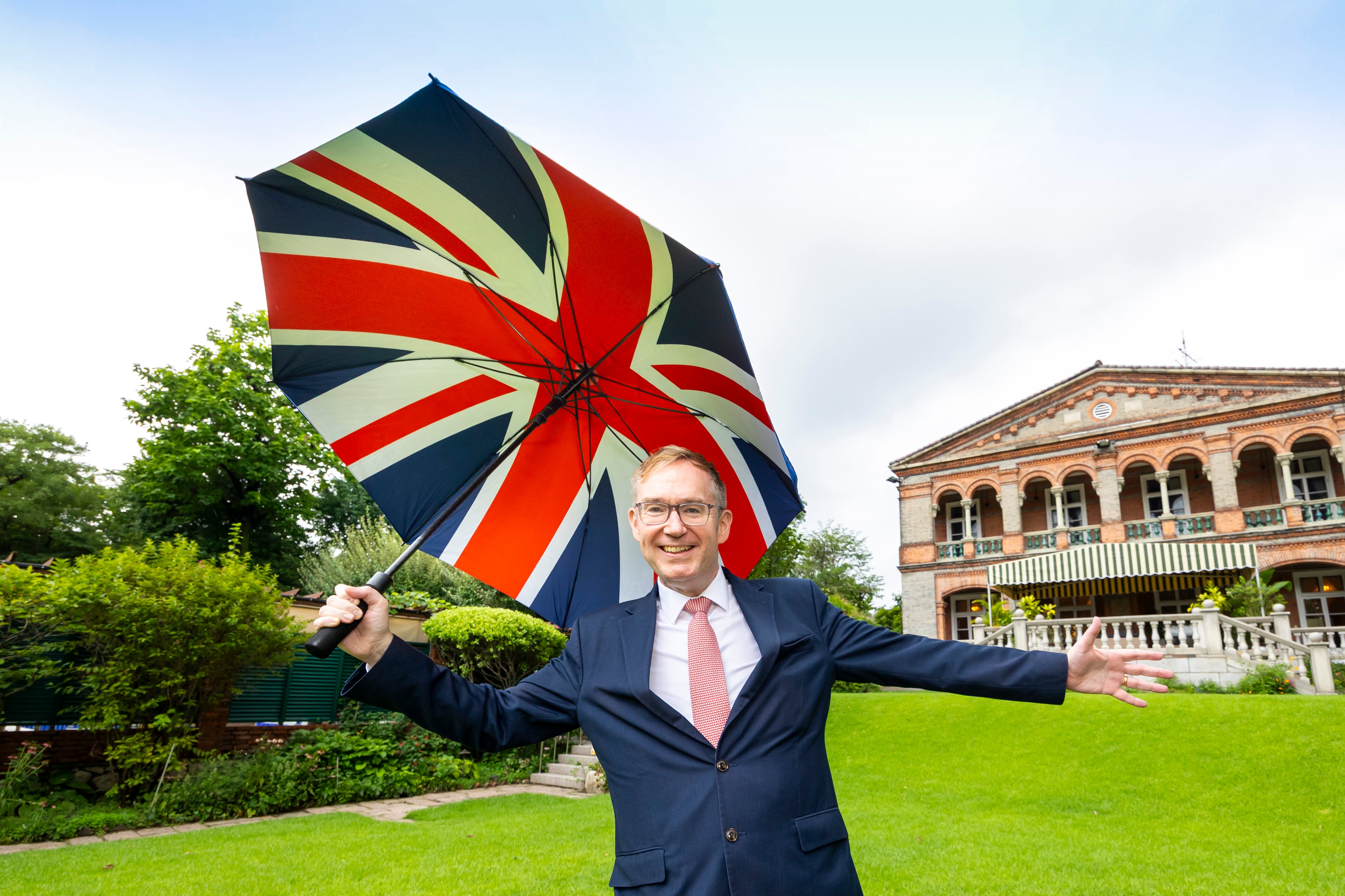 콜린 크룩스 대사가 서울 중구 주한영국대사관저 앞마당에서 영국의 사랑스러운 곰 '패딩턴'처럼 포즈를 취했다. 유니언잭이 그려진 우산은 대사 부인 김영기씨가