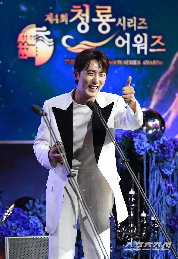 제4회 청룡시리즈어워즈(Blue Dragon Series Awards)가 18일 인천 파라다이스시티에서 열렸다. 여자예능인상을 이수지가 수상 소감을 말한 후 김원훈이 올라 자신이 준비했던 수상 소감을 말하고 있다. 인천=정재근 기자cjg@sportschosun.com/2025.07.18