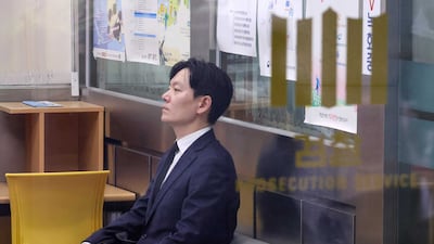 ‘연어 술 파티’ 입증 어렵자⋯ ‘근무 중 페북했다’고 중징계?