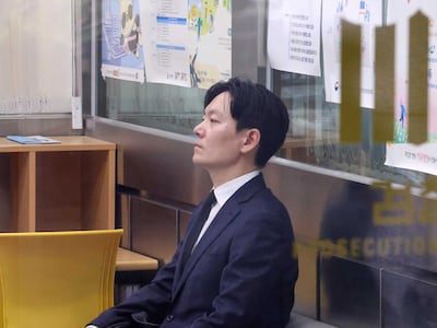‘연어 술 파티’ 입증 어렵자⋯ ‘근무 중 페북했다’고 중징계?
