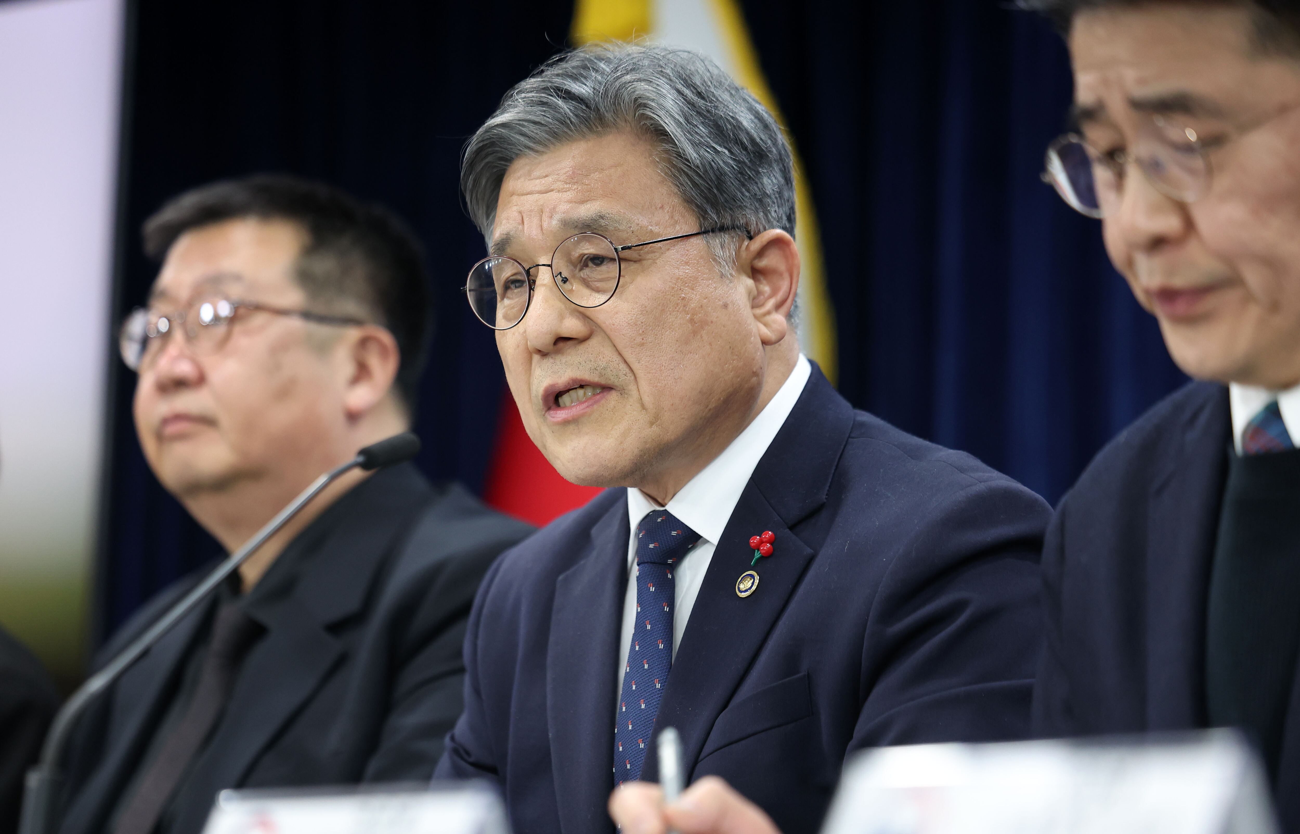 허민 국가유산청장이 지난 1월 기자간담회에서 서울시에 세계유산영향평가를 받을 것을 촉구하고 있다. /뉴시스
