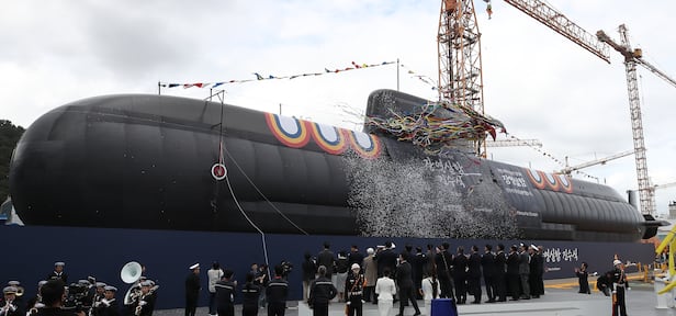 22일 오후 경남 거제시 한화오션 거제사업장에서 3600t급 잠수함인 장영실함 진수식이 거행되는 모습. 길이 89m의 장영실함은 기존 도산안창호급 잠수함(3000t급·길이 83m) 대비 탐지·타격 능력, 은밀성, 생존성 등 성능이 개선됐다. 해군과 방위사업청은 “장영실함에는 국내 기술로 생산한 장비가 대거 탑재됐다”며 “‘K방산’의 기술력 구축과 수출 경쟁력 강화에도 기여할 것”이라고 밝혔다./김동환 기자
