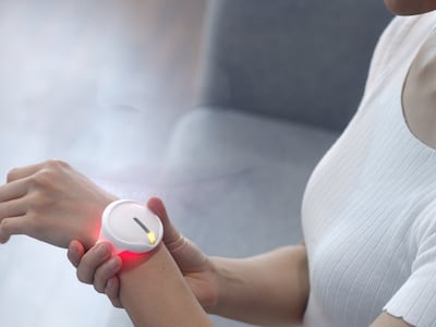 화제의 레이저 동전 파스, 기자가 써보니 “근육통 절반으로 줄어”