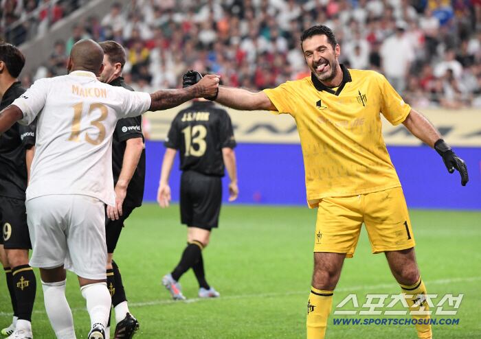 '2025 아이콘매치: 창의 귀환, 반격의 시작'이 14일 오후 서울 상암월드컵경기장에서 열렸다. FC 스피어 부폰과 실드 유나이티드 마이콘이 경기 도중 악수하고 있다. 상암=정재근 기자 cjg@sportschosun.com/2025.9.14