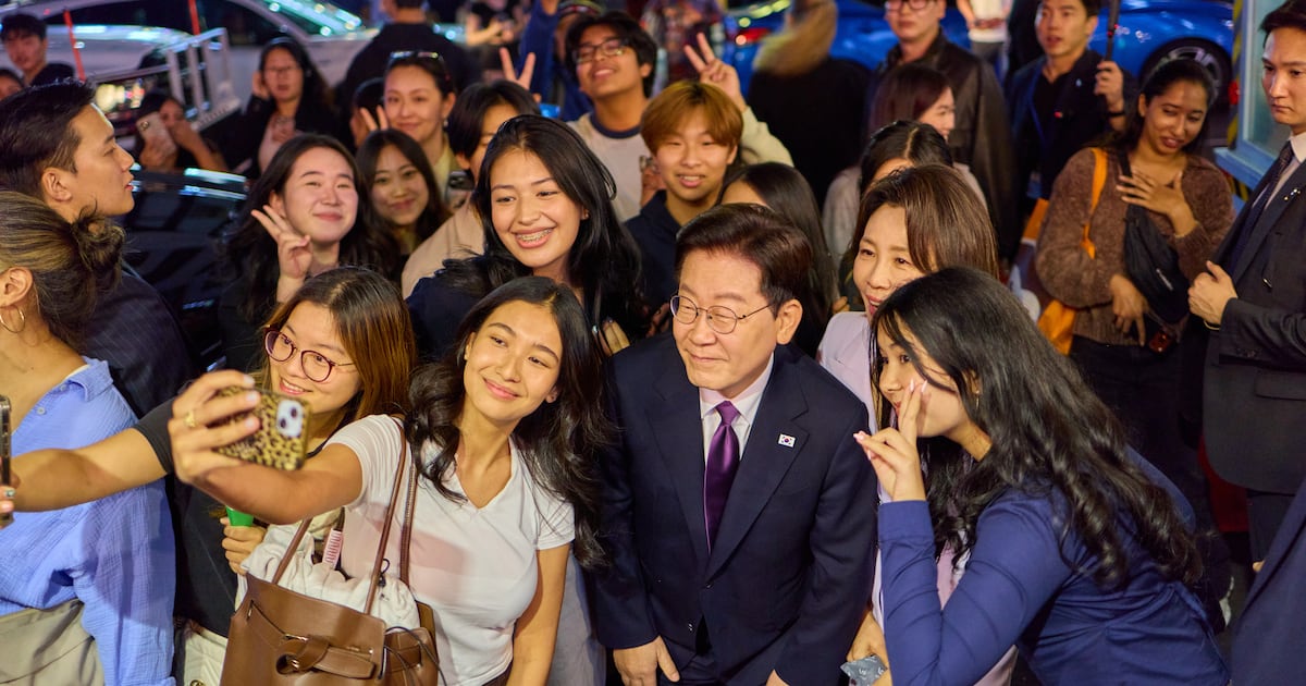 President Lee Jae Myung Visits New York Koreatown, Greets Compatriots - 조선일보