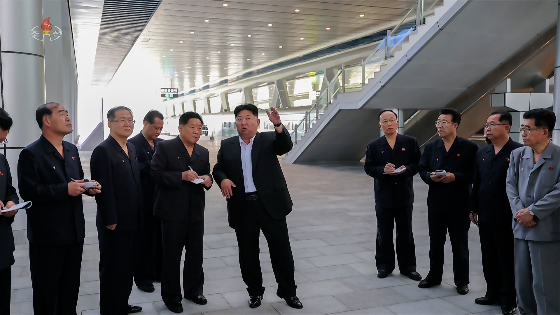 원산갈마지구 찾은 김정은, 최악 낙후 北 철도역 현대화 지시